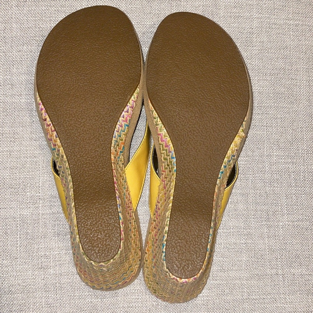 NWOT ✨ Yellow Thong Wedge Sandals, Pastel Rainbow wicker heel outline. - Picture 5 of 7
